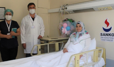 BÖBREK NAKLİ SONRASI İKİZ BEBEK MUTLULUĞU YAŞANIYOR